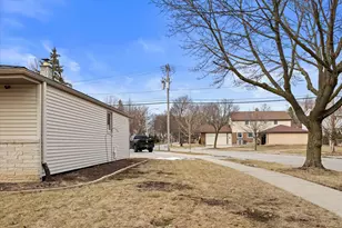 9300 W Eden Pl, Milwaukee, WI 53228 - Photo 32
