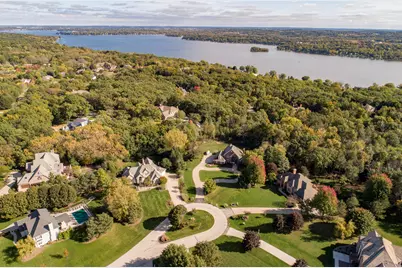 W305N2808  Foxwood Ct, Delafield, WI 53072 - Photo 2