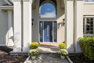 W305N2808 Foxwood Ct, Delafield, WI 53072 - Photo 6