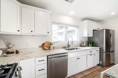 805 N Oakwood Ave, Oconomowoc, WI 53066 - Photo 18