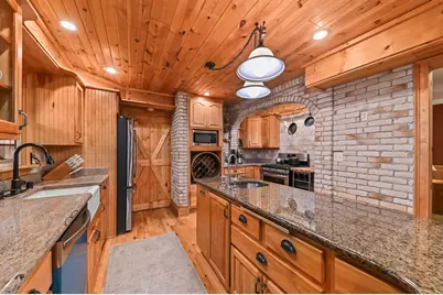 1819 W Holmes Ct, Milwaukee, WI 53221 - Photo 8