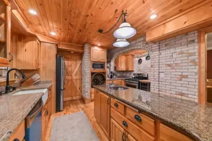 1819 W Holmes Ct, Milwaukee, WI 53221 - Photo 8