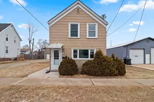 1010 Hamilton St, Manitowoc, WI 54220 - Photo 2