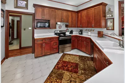 2075  Parkwood Ct, Grafton, WI 53024 - Photo 6