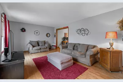 8044 W Beacon Hill Dr, Franklin, WI 53132 - Photo 2