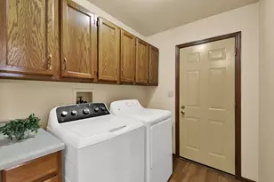 6215 W Leroy Ave, Greenfield, WI 53220 - Photo 12