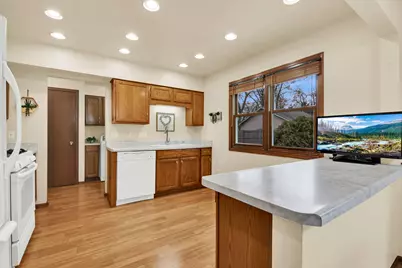 6215 W Leroy Ave, Greenfield, WI 53220 - Photo 4