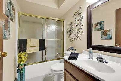 6215 W Leroy Ave, Greenfield, WI 53220 - Photo 10