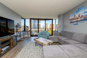 929 N Astor St, Milwaukee, WI 53202 - Photo 2