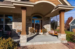 739 Stepping Stone Way, Pewaukee, WI 53072 - Photo 4