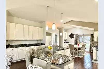 6183 S 40th St, Greenfield, WI 53221 - Photo 8