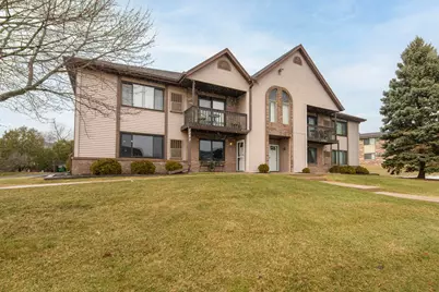 1343  Meadowcreek Dr #D, Pewaukee, WI 53072 - Photo 2