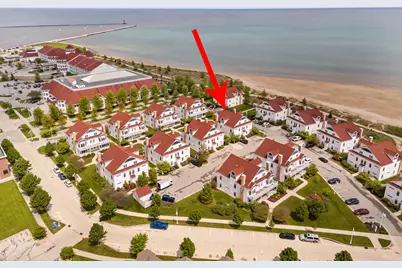 418  Beachfront Ct #7, Sheboygan, WI 53081 - Photo 2