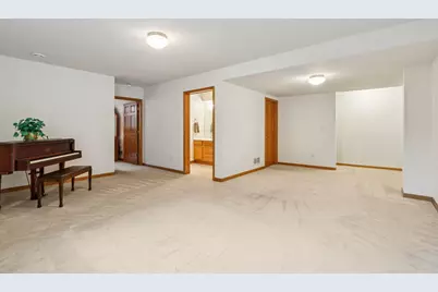 319  Endfield Cir, Waukesha, WI 53186 - Photo 22