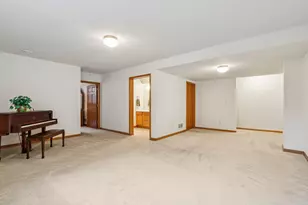 319 Endfield Cir, Waukesha, WI 53186 - Photo 22