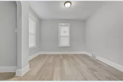 2827 W Grant St, Milwaukee, WI 53215 - Photo 2