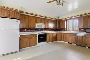 802 Forest Cir, Manitowoc, WI 54220 - Photo 4