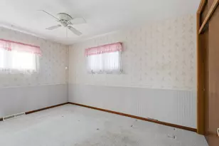 802 Forest Cir, Manitowoc, WI 54220 - Photo 10