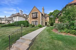 2835 N Lake Dr, Milwaukee, WI 53211 - Photo 2