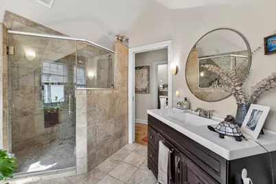 2203 N Bartlett Ave, Milwaukee, WI 53202 - Photo 18