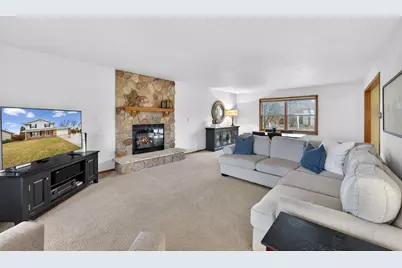 8465 S Heritage Ct, Oak Creek, WI 53154 - Photo 6