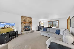 8465 S Heritage Ct, Oak Creek, WI 53154 - Photo 6