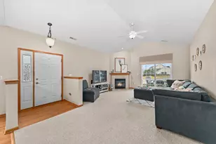 1084 Quinlan Dr, Pewaukee, WI 53072 - Photo 4