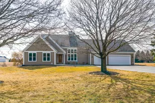 W1461 Maureen Ct, Bloomfield, WI 53147 - Photo 2