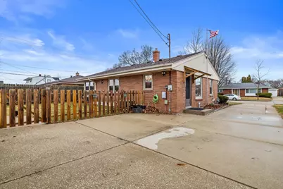 1111  Shorecrest Dr, Racine, WI 53402 - Photo 30