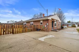 1111 Shorecrest Dr, Racine, WI 53402 - Photo 30