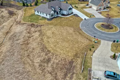 N57W19673  Holly Ct, Menomonee Falls, WI 53051 - Photo 8