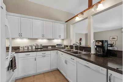 8827 W Knoll Ct, Franklin, WI 53132 - Photo 10