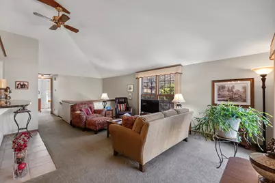 8827 W Knoll Ct, Franklin, WI 53132 - Photo 4