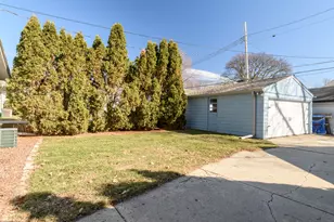 2018 N 114th St, Wauwatosa, WI 53226 - Photo 4