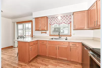 7038 W Lakefield Dr, Milwaukee, WI 53219 - Photo 14