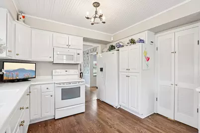 840  Kurtis Dr, Elm Grove, WI 53122 - Photo 6