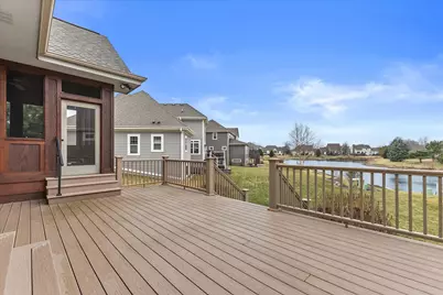 W243N2743  Creekside Dr, Pewaukee, WI 53072 - Photo 4