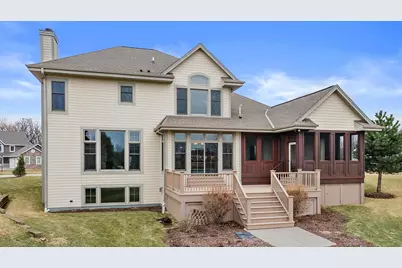 W243N2743  Creekside Dr, Pewaukee, WI 53072 - Photo 2