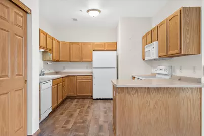 1275  Shadowood Cir #105, West Bend, WI 53095 - Photo 8