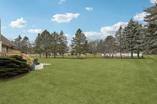 221 Crystal Dr, Hartland, WI 53029 - Photo 6