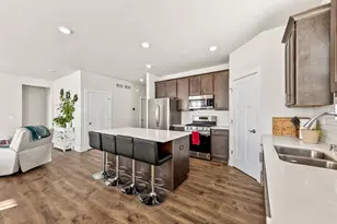 W218N16074 Tiger Lily Dr, Jackson, WI 53037 - Photo 4