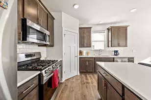 W218N16074 Tiger Lily Dr, Jackson, WI 53037 - Photo 2