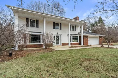 8710 W Hawthorne Ln, Franklin, WI 53132 - Photo 2