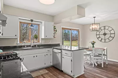 8710 W Hawthorne Ln, Franklin, WI 53132 - Photo 12