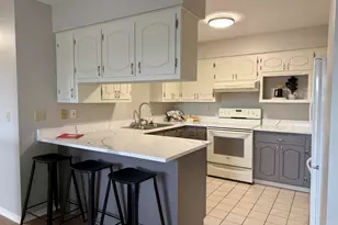 975 Manor Dr, Neenah, WI 54956 - Photo 8