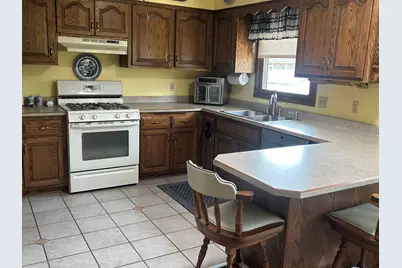 1214  Cherrywood Dr, Waukesha, WI 53188 - Photo 4