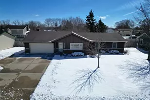 15175 W Kingsway Dr, New Berlin, WI 53151 - Photo 2