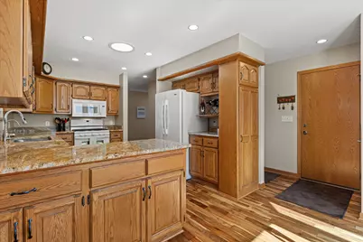 W179N9773  Riversbend Cir, Germantown, WI 53022 - Photo 14