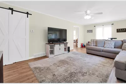 3211  Lakeview Cir, Racine, WI 53402 - Photo 6