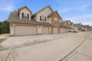 2253 W Vista Bella Dr, Oak Creek, WI 53154 - Photo 2